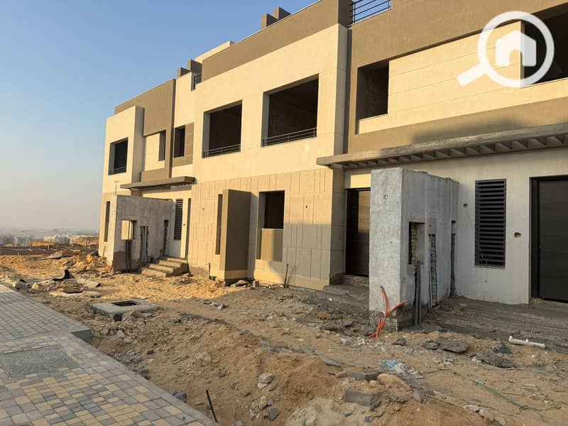Townhouse 188m + 57m roof, 4 bedrooms + 4 bathrooms, open view, prime location, immediate delivery in Palm Hills New Cairo - Widok 2