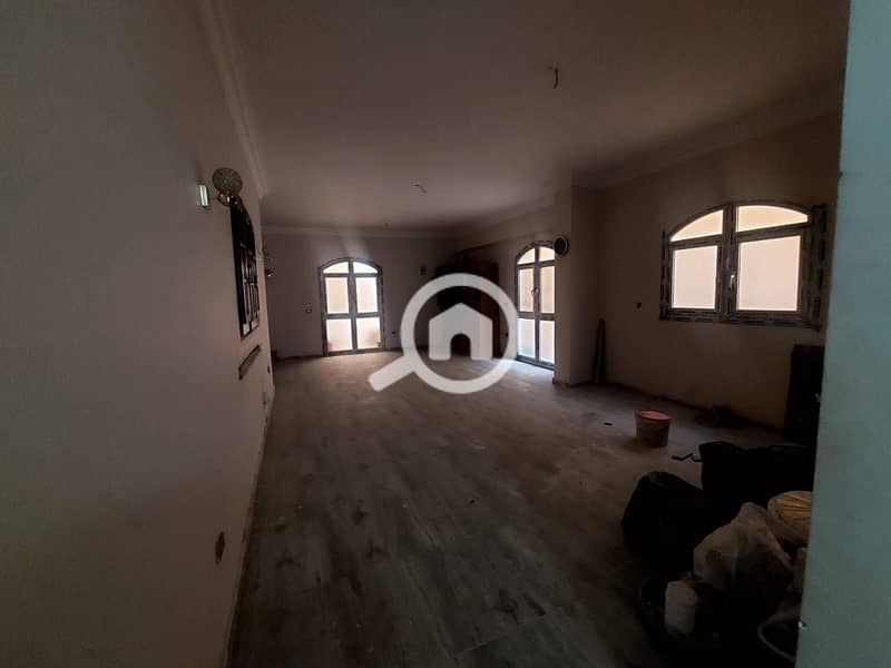 For sale in the Consultants Compound - Southern Investors | Fifth Settlement. A very prime location, one minute from the Southern 90th Street and the Al-Rehab Bridge, and close to the Mohamed Naguib Axis, the Gamal Abdel Nasser Axis, the Intelligence Area, and all services, malls, and compounds. - Mehr