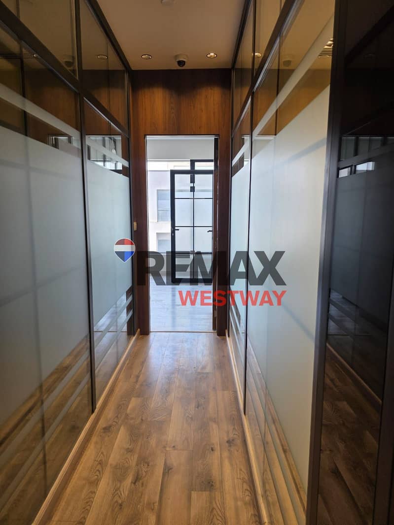 A very distinctive office for rent in front of Arkan Plaza directly on the central axis in Sheikh Zayed - Widok 3