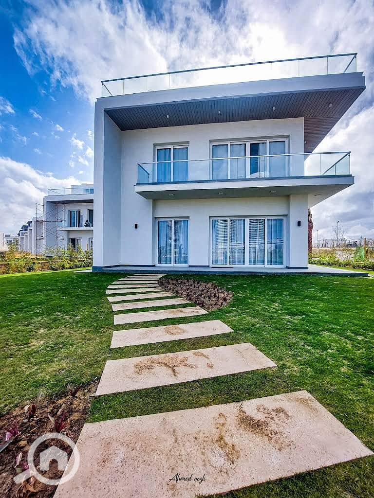 A fully finished villa with a full sea view, steps from the marina, with installments available over the longest period, in a prime location on the No - Ansicht 2