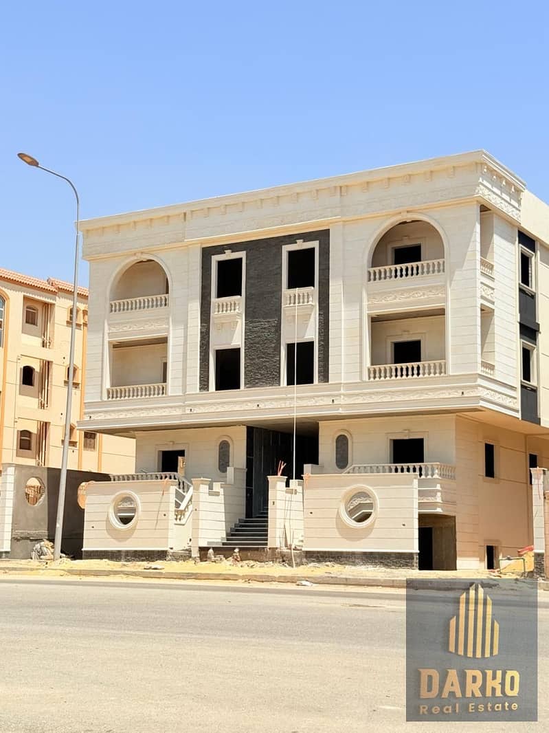 The best 220m² apartment in West Sumed, directly on Al-Nabatat Street, opposite Dolphin Mall, with a completely open and unobstructed view. Flexible p - Vista 3