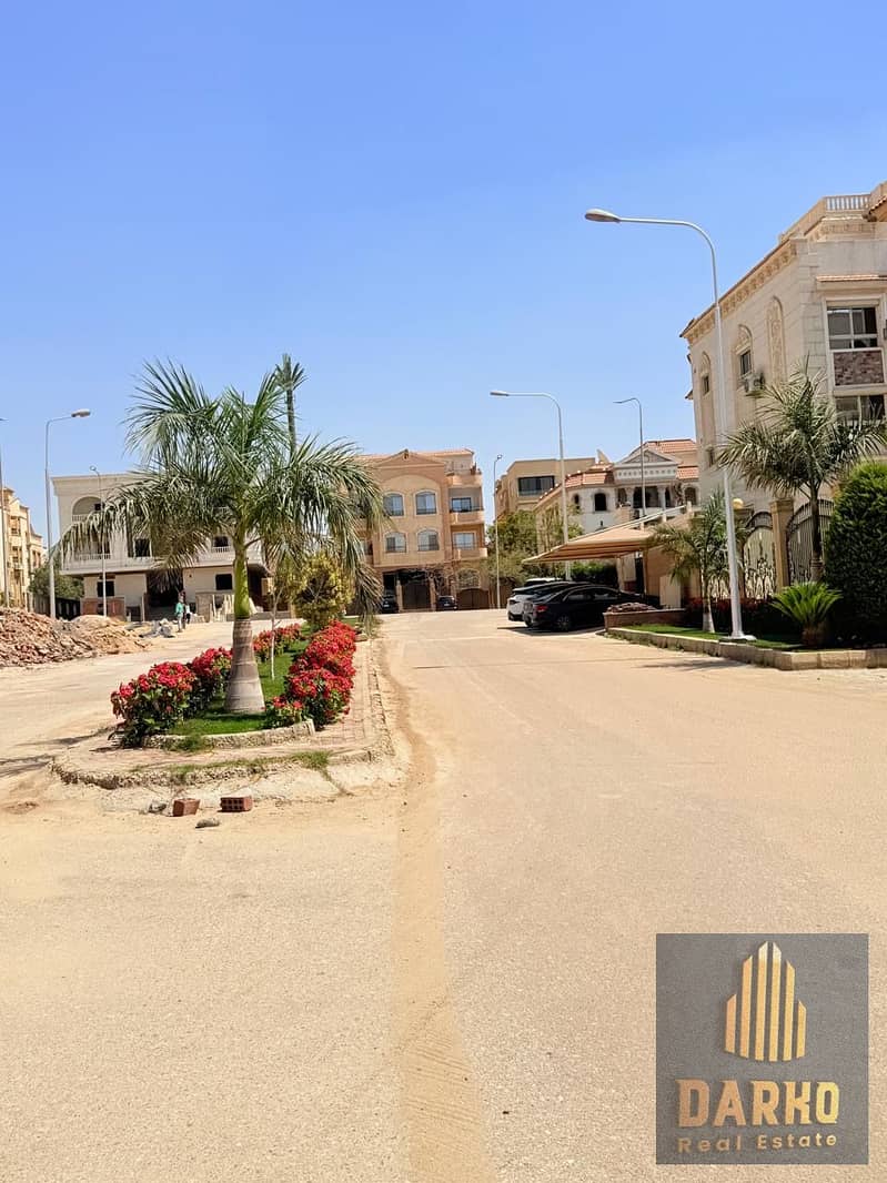 The best 220m² apartment in West Sumed, directly on Al-Nabatat Street, opposite Dolphin Mall, with a completely open and unobstructed view. Flexible p - Vista 4