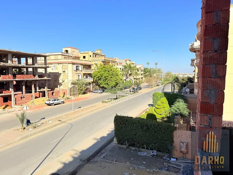 The best 220m² apartment in West Sumed, directly on Al-Nabatat Street, opposite Dolphin Mall, with a completely open and unobstructed view. Flexible p - Vista 5