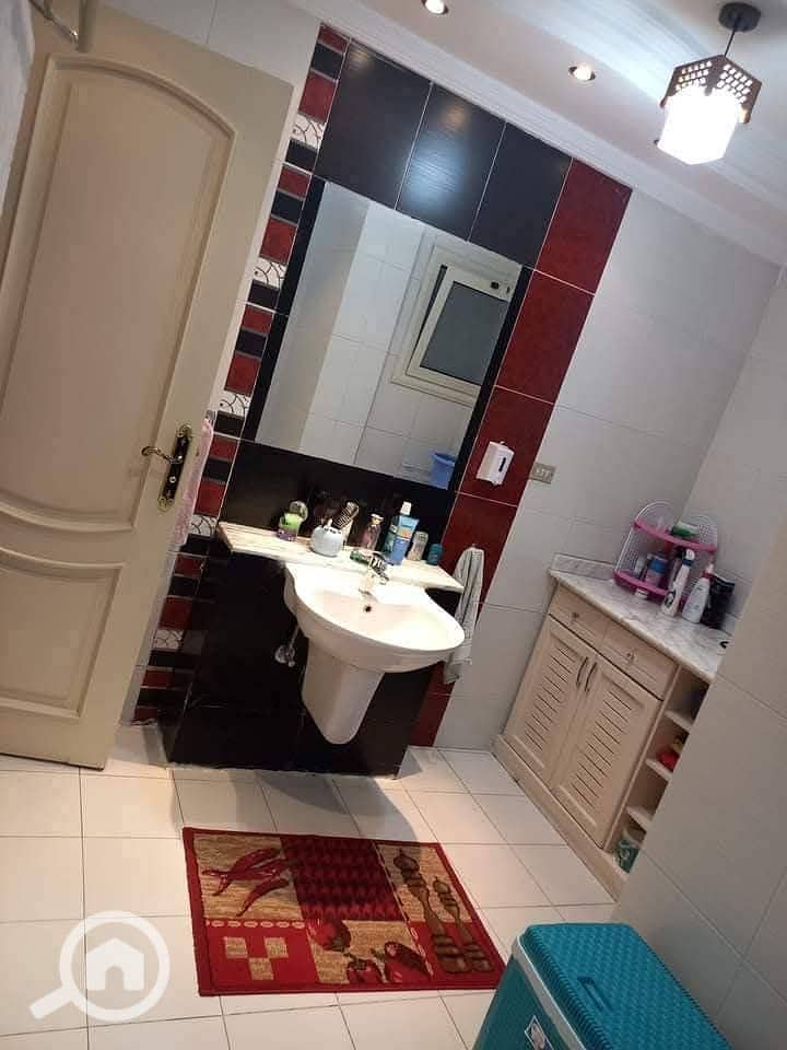 Apartment for sale, Third District, Sheikh Zayed, in front of Sheikh Zayed Club 3 bedrooms 2 bathrooms area of 230 square meters. Another floor without elevator - Mehr