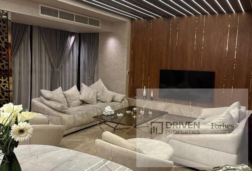 Ready To Move Fully Finished Standalone Villa With Private Pool For Sale In Royal City Compound Near Village West Sheikh Zayed Giza - Widok 2