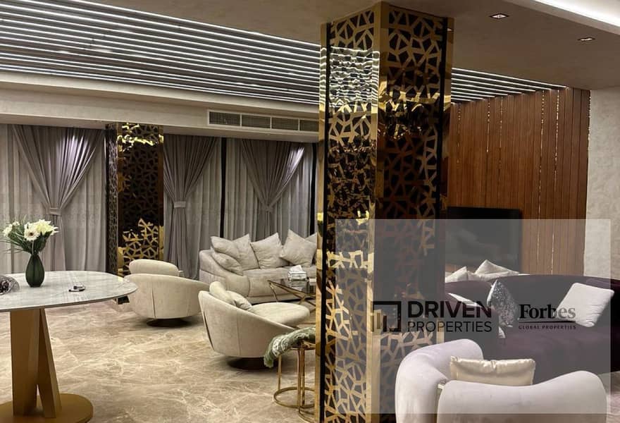 Ready To Move Fully Finished Standalone Villa With Private Pool For Sale In Royal City Compound Near Village West Sheikh Zayed Giza - Więcej