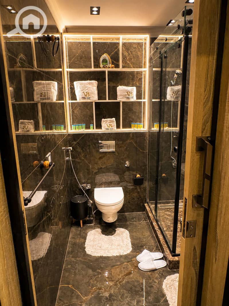 25 Bathroom apartment 2 warm light. PNG