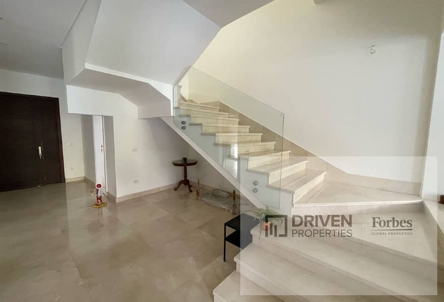Under Market Price Fully Finished Townhouse For Sale In Golf Extension Palm Hills The Crown 6th of October City Giza - Więcej