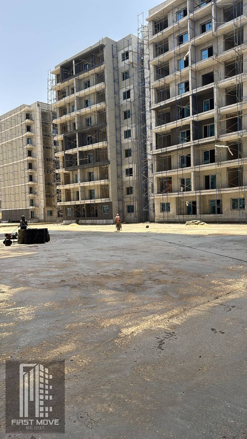 An apartment with immediate delivery and a 10% down payment, featuring a stunning view at prices reminiscent of the past, located in the Lakepital compound in the Administrative Capital in R7, facing the Green River in front of the Diplomatic District. – pohled 5