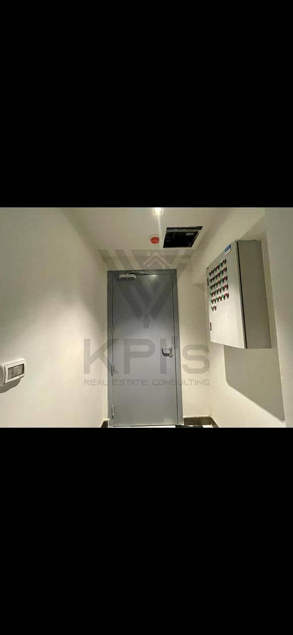 Fully finished administrative office for sale in Hyde Park - 142m² open space, ready for immediate occupancy - Więcej