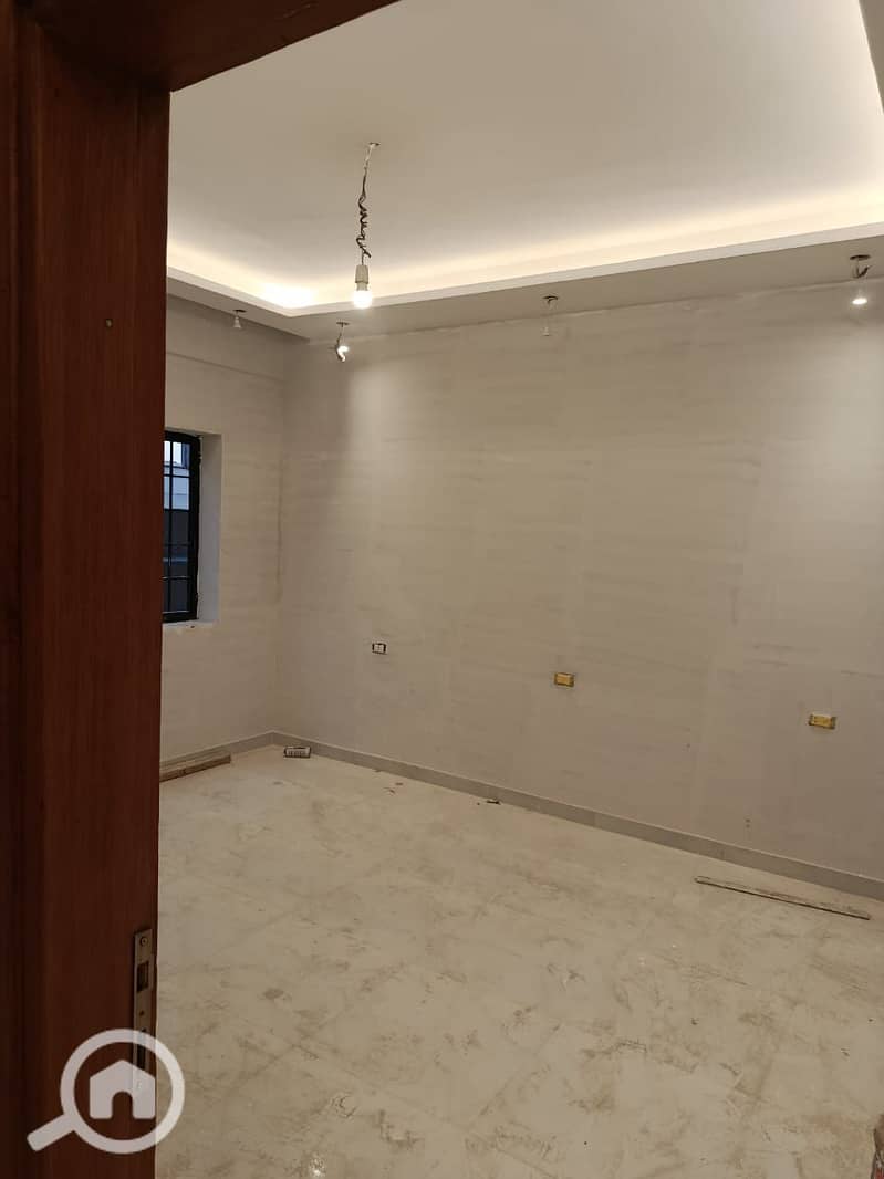 200 m apartment for rent, elevated ground floor, 3 bedrooms and 2 bathrooms, large reception, Zone 8, Sheikh Zayed City, first residence. - Widok 4