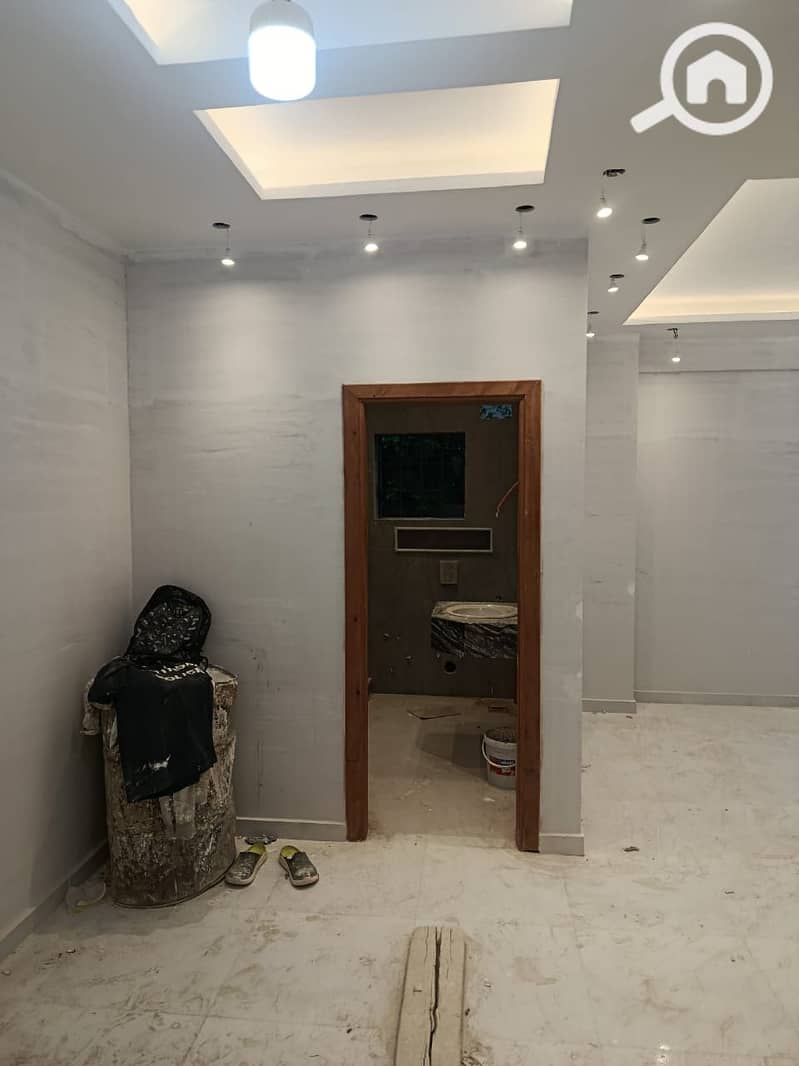 200 m apartment for rent, elevated ground floor, 3 bedrooms and 2 bathrooms, large reception, Zone 8, Sheikh Zayed City, first residence. - Więcej