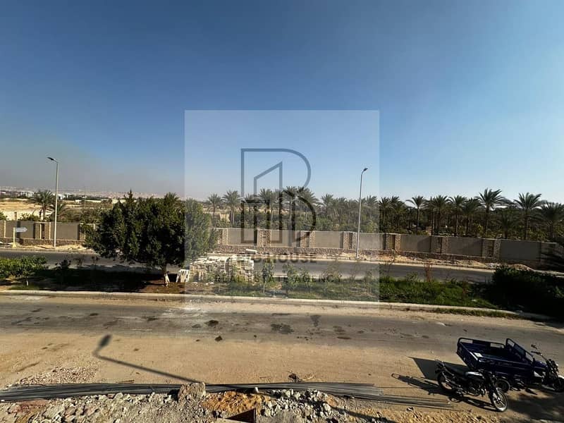 Apartment for sale with a 2-year installment plan in the Fourth District, Obour City. Prime location on the main Line 10 with a view overlooking Orabi Farms, close to the Fifth District, Farid Habib Hospital, Carrefour Obour, and Cairo-Ismailia Road. Easy - Bild 2