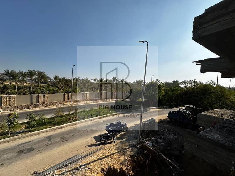 Apartment for sale with a 2-year installment plan in the Fourth District, Obour City. Prime location on the main Line 10 with a view overlooking Orabi Farms, close to the Fifth District, Farid Habib Hospital, Carrefour Obour, and Cairo-Ismailia Road. Easy - Bild 3