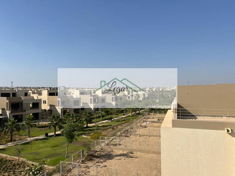 Twin house villa for rent in The Crown Compound - Palm Hills, with a direct view of the compound's largest landscaped area. - Więcej