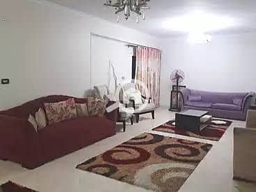 Furnished apartment for annual rent, suitable for a family, couple, or company. It has 3 bedrooms, a two-piece reception area, kitchen, and bathroom on the first floor. All utilities are included: water, electricity, and natural gas. Located in a secure compound with 24-hour security, it features swimming pools, a private garden, and a parking garage in Alexandria, Al-Agamy, kilometer 21. – pohled 2