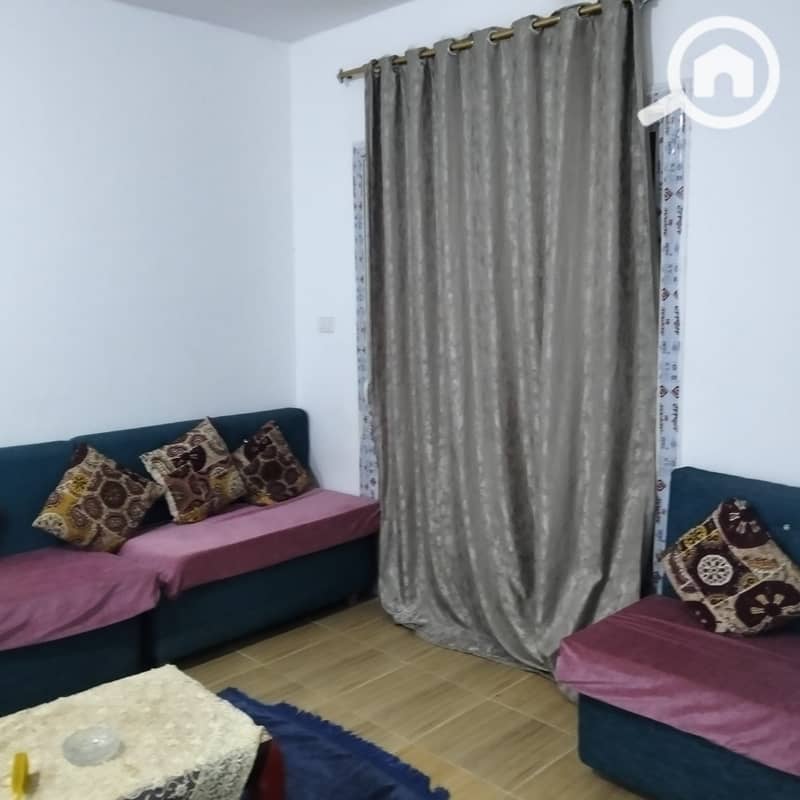 Furnished apartment for rent, one minute from the main street and the device next to four malls that have all the required services. Two rooms, a bathroom, and a kitchen. Floor: Ground. The location is very special: 800 acres – overlooking Land Escape North, close to all services, one minute from the club, swimming pools, shops, and markets. The apartment is. - Widok 2