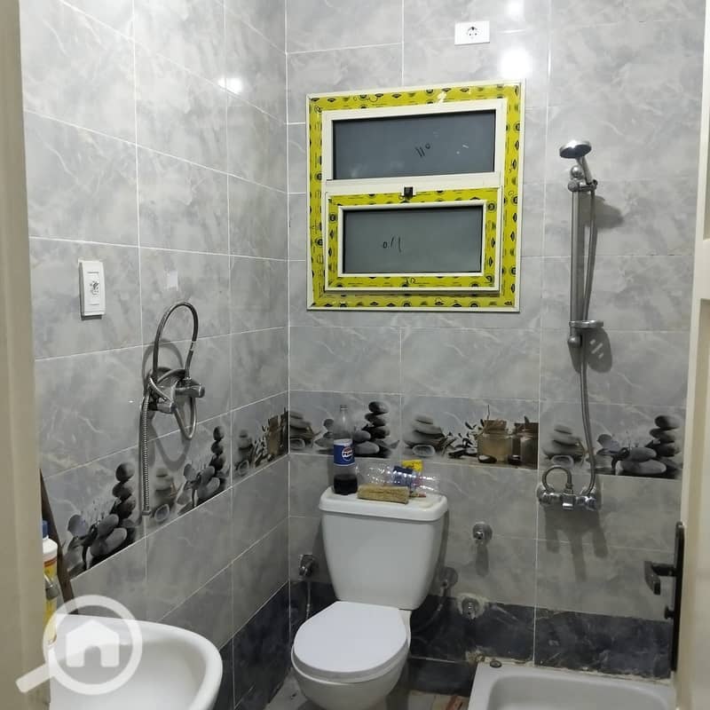 Furnished apartment for rent, one minute from the main street and the device next to four malls that have all the required services. Two rooms, a bathroom, and a kitchen. Floor: Ground. The location is very special: 800 acres – overlooking Land Escape North, close to all services, one minute from the club, swimming pools, shops, and markets. The apartment is. - Widok 4
