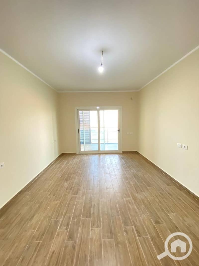 Apartment for sale ready to move with a 10% down payment in a private garden and installments over 12 years in Mazarin Compound, North Coast - Ansicht 4