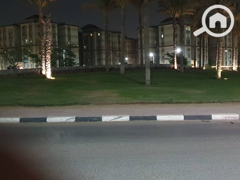 A waterfront apartment for sale in a prime location with a garden view - Mynd 3