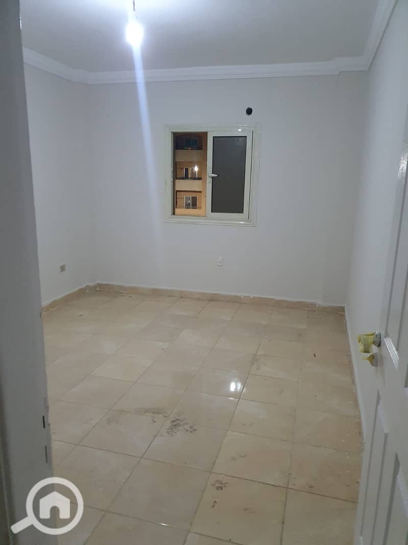 A waterfront apartment for sale in a prime location with a garden view - Mynd 4