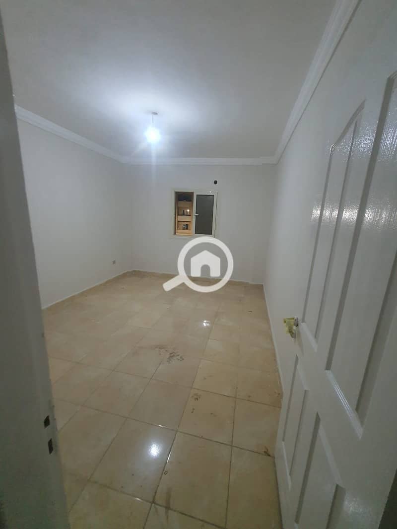 A waterfront apartment for sale in a prime location with a garden view - Mynd 6