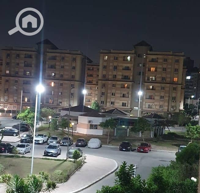 A waterfront apartment for sale in a prime location with a garden view - Mynd 2