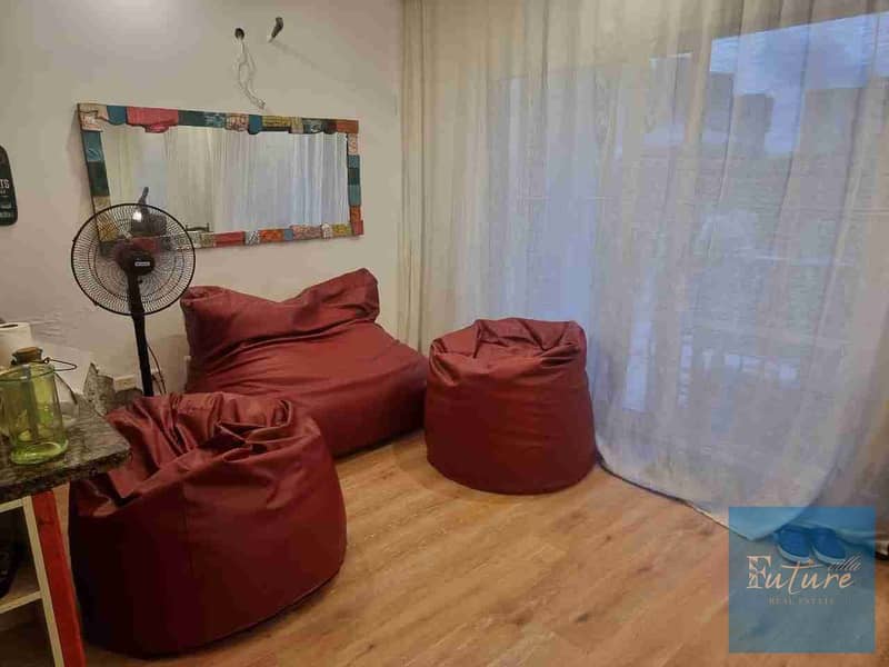 For Sale – Spacious Duplex in North Coast  Layout: 3 Bedrooms + Nanny’s Room  View: Pool and Sea  Walking Distance to the Beach: 3 minutes  Price: 3 million EGP below market value  Prime location in the heart of the North Coast – další