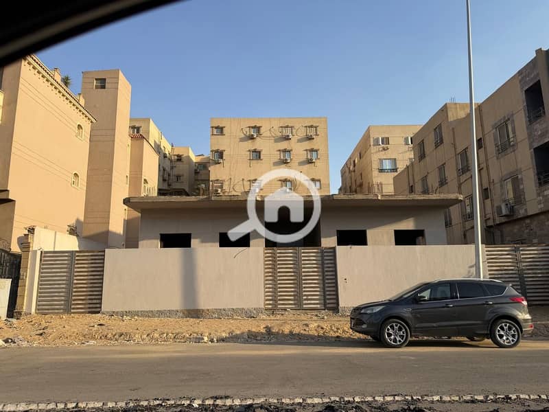 Villa for sale in Al Narges, first row directly on South 90th Street. Land area 690 square meters. Basement and ground floor building. Two apartments - Vista 4