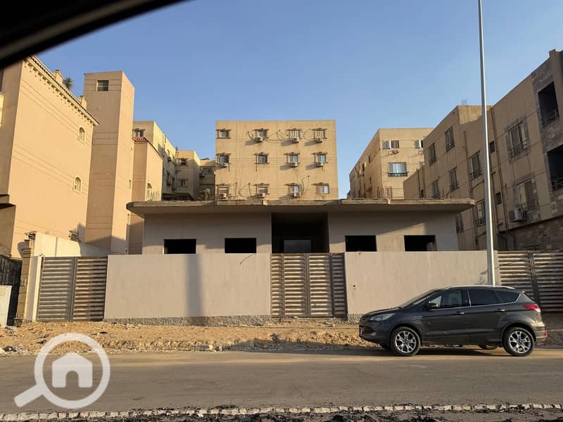 Villa for sale in Al Narges, first row directly on South 90th Street. Land area 690 square meters. Basement and ground floor building. Two apartments - Altro