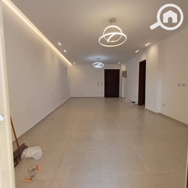 For sale inside the Al-Khomayel Compound, phase three, behind the mosque, second floor, with a view of the main street, 4 bedrooms including a small room, 3 bathrooms including a master, next to Baba Mall directly in Sheikh Zayed. - Widok 2
