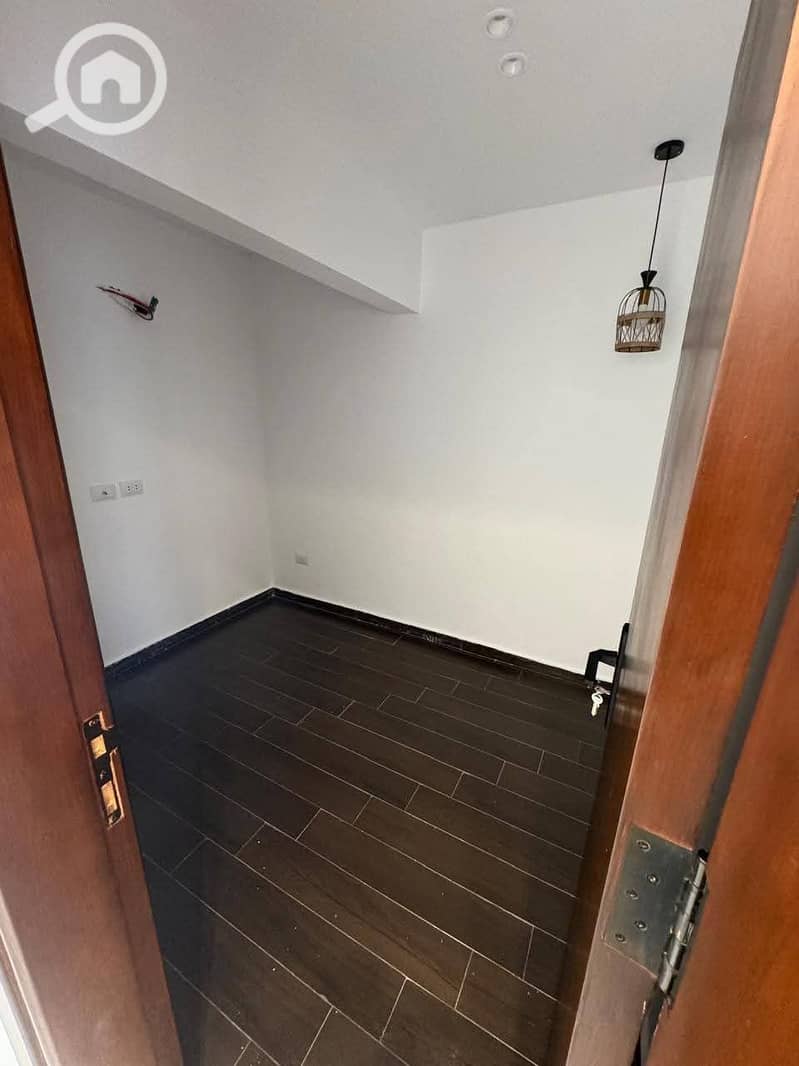 For sale inside the Al-Khomayel Compound, phase three, behind the mosque, second floor, with a view of the main street, 4 bedrooms including a small room, 3 bathrooms including a master, next to Baba Mall directly in Sheikh Zayed. - Więcej