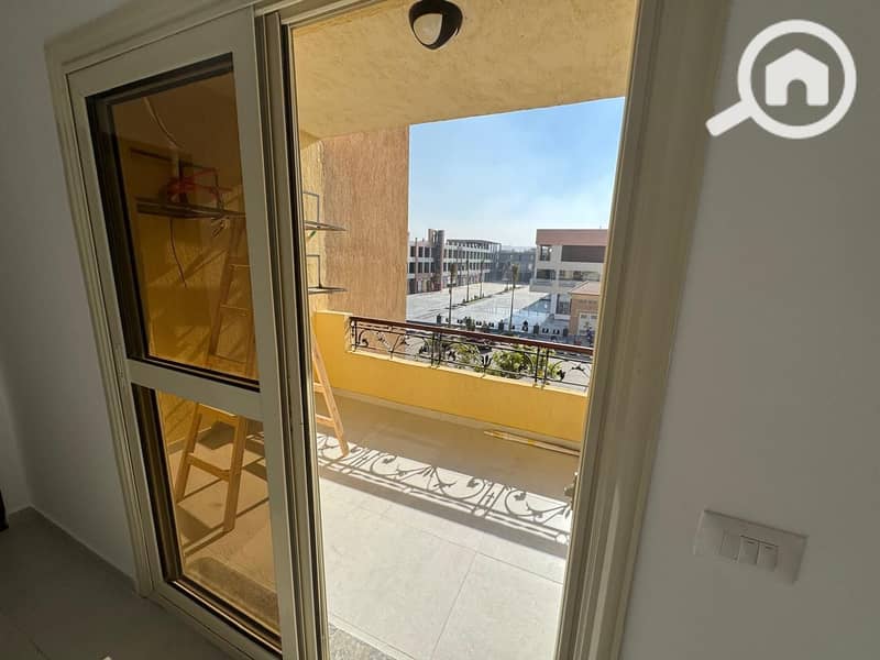 For sale inside the Al-Khomayel Compound, phase three, behind the mosque, second floor, with a view of the main street, 4 bedrooms including a small room, 3 bathrooms including a master, next to Baba Mall directly in Sheikh Zayed. - Widok 5