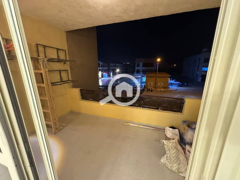 For sale inside the Al-Khomayel Compound, phase three, behind the mosque, second floor, with a view of the main street, 4 bedrooms including a small room, 3 bathrooms including a master, next to Baba Mall directly in Sheikh Zayed. - Widok 4