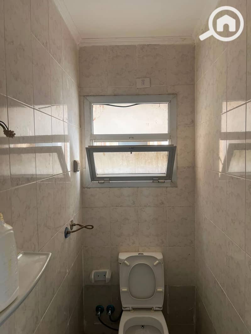 Apartment for sale in Al Rehab 2, a great deal! 3 bedrooms, 2 bathrooms, 131 square meters, typical floor, wide garden view, very prime location near - Więcej