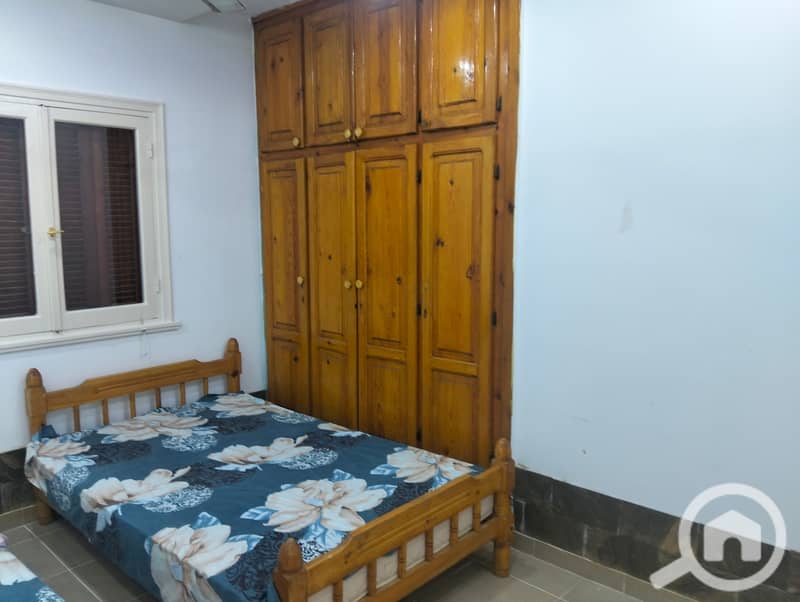 Furnished apartment for rent, new for annual rent, suitable for a family, a groom, or a company. 3 bedrooms, two-piece reception, kitchen, bathroom, first upper floor. All facilities available: water and electricity in Alexandria, Al-Ajami, kilometer 21, near the Palm Beach, fourth line from the sea in a very distinguished location. - Więcej