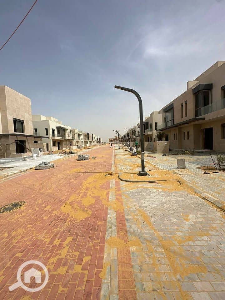 Prime located Villa for sale in Karma Gates Compound Sheikh Zayed, in front of Beverly Hills – pohled 3