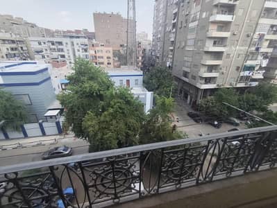 2 Bedroom Flat for Sale in Helmeyat El Zaytoun, Cairo - شقة للبيع بشارع طومانباى الزيتون الشرقية