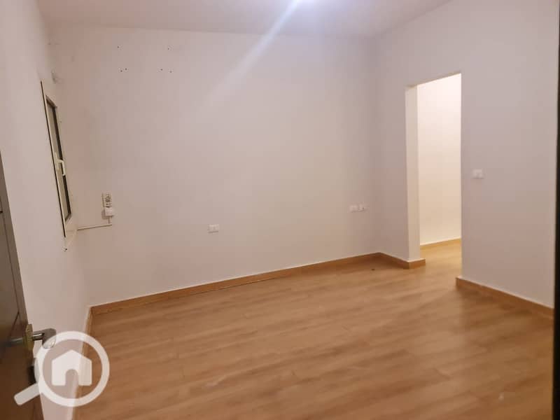 Twin house villa for rent in Greens compound, semi-furnished. - Więcej