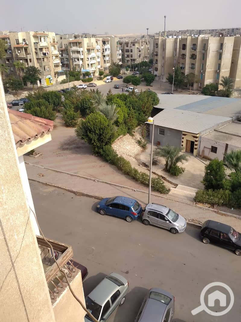 70m apartment for sale in Al Tagamu Al Thalith, fourth and last floor, super lux finishing, open view, eastern sea front, in a distinguished location. - Widok 5