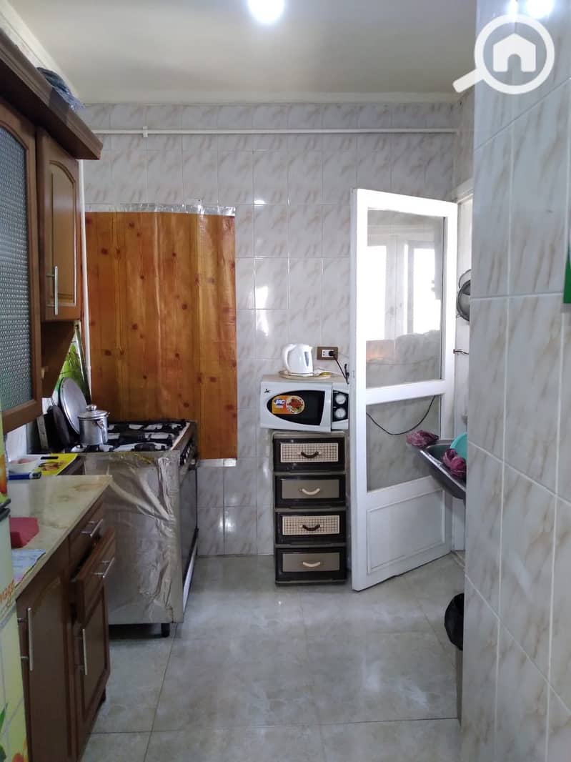 70m apartment for sale in Al Tagamu Al Thalith, fourth and last floor, super lux finishing, open view, eastern sea front, in a distinguished location. - Więcej