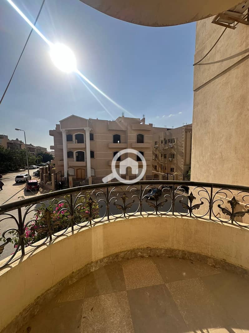 An exceptional apartment for sale, 220 sqm, with a direct north-facing orientation. Located in the Ninth Neighborhood (Villas Zone), just one minute f – pohled 2