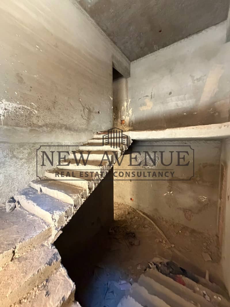 duplex ready to move Prime Location Facing All Services in el banafseg 10 new cairo - Widok 3