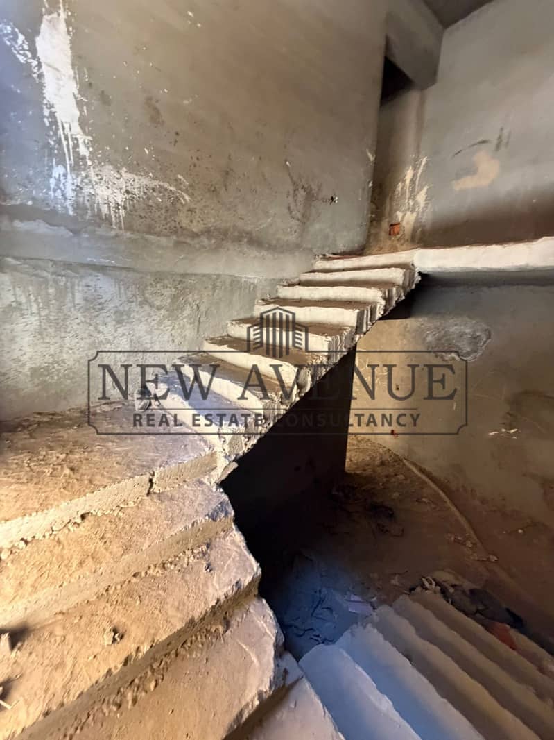 duplex ready to move Prime Location Facing All Services in el banafseg 10 new cairo - Widok 4