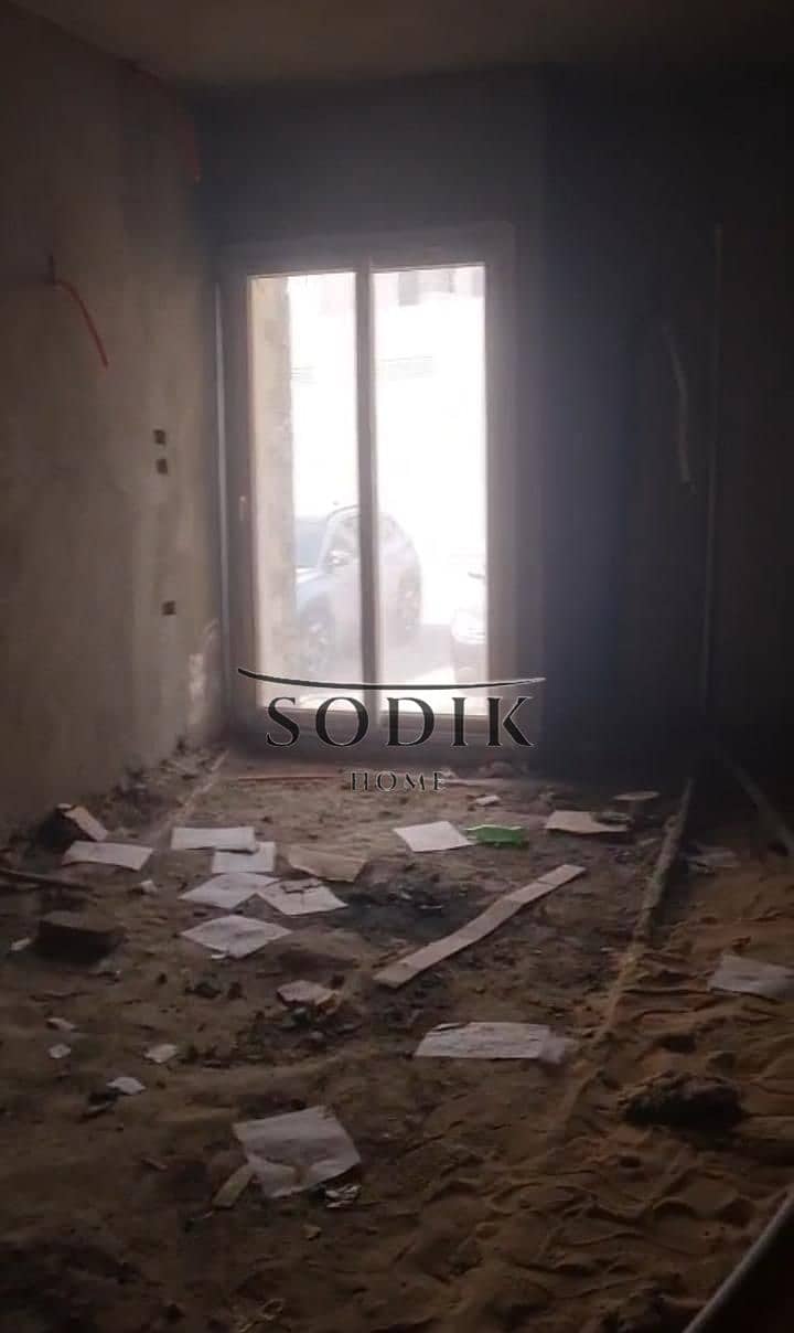 Apartment at a bargain price in High City Compound, prime location, ground floor with garden, maintenance deposit paid, garage unit and 3 meters - Mehr
