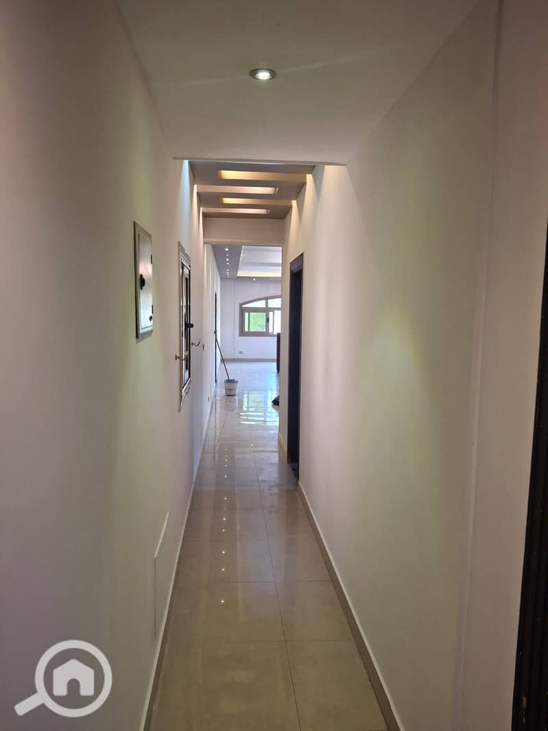 Apartment for rent with kitchen and air conditioning in the second neighborhood, first area, overlooking Talaat Harb axis in the تجمع. - Więcej
