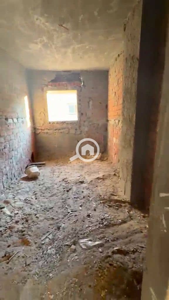 Apartment of 180 sqm for sale in Al-Banafsaj, fourth floor, 3 bedrooms and 3 bathrooms, and a comfortable reception, in a prime location close to services and main routes for the price of 5,750. - Widok 4