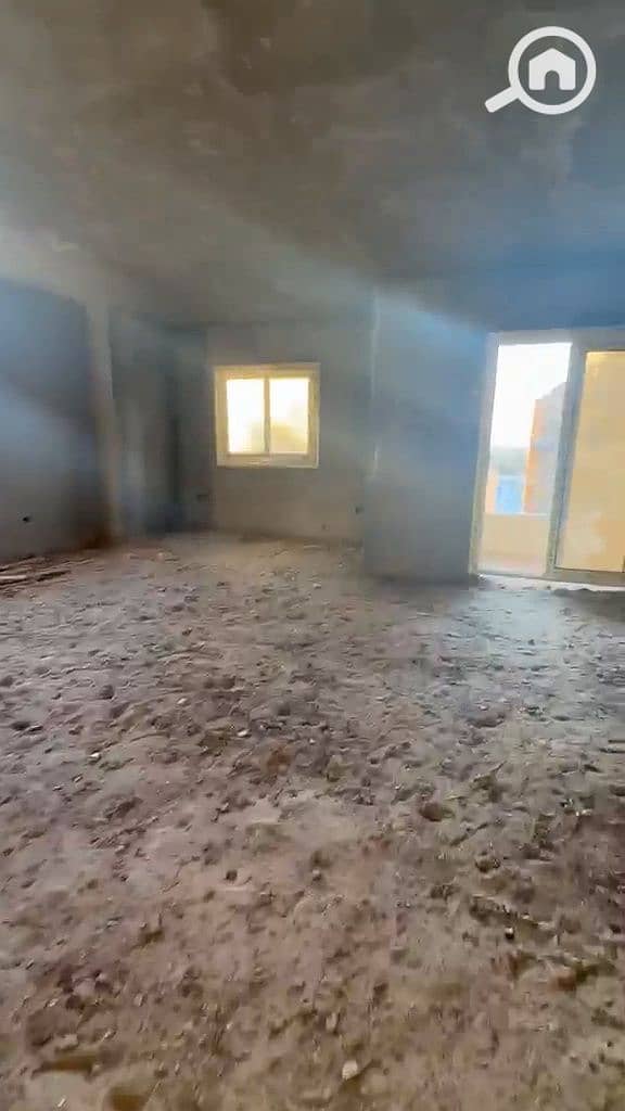 Apartment of 180 sqm for sale in Al-Banafsaj, fourth floor, 3 bedrooms and 3 bathrooms, and a comfortable reception, in a prime location close to services and main routes for the price of 5,750. - Widok 5