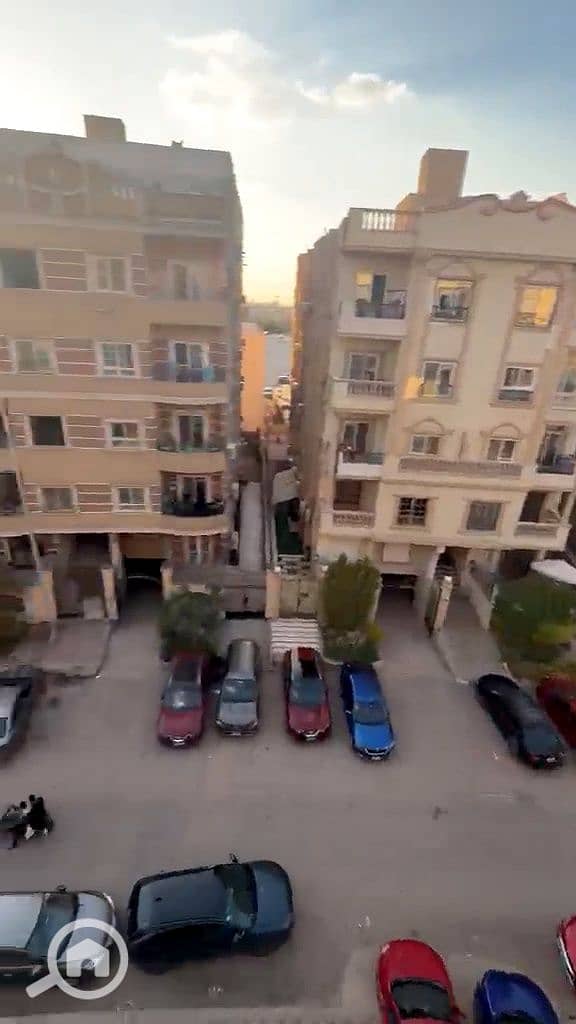 Apartment of 180 sqm for sale in Al-Banafsaj, fourth floor, 3 bedrooms and 3 bathrooms, and a comfortable reception, in a prime location close to services and main routes for the price of 5,750. - Więcej