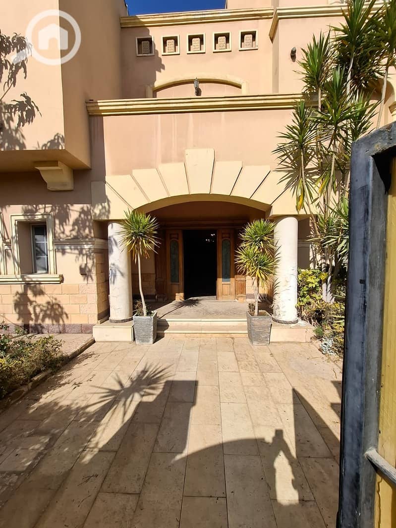 Villa for sale in a prime location in Katameya Hills compound - Vista 2
